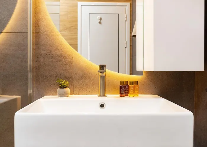 Platinum Designer Flat With Balcony & Parking By Flat Manager *